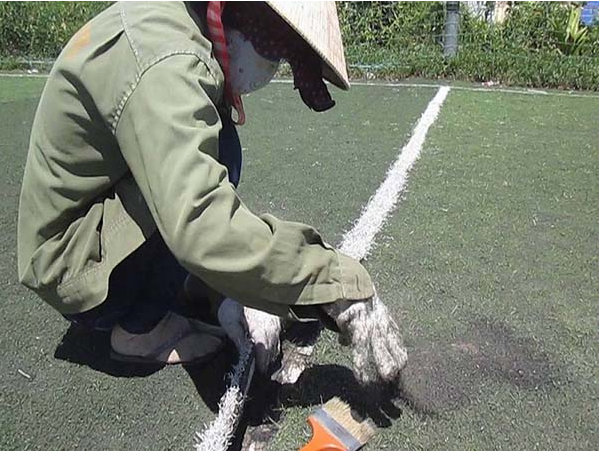 Có nhiều công việc phải làm khi bảo dưỡng sân cỏ nhân tạo