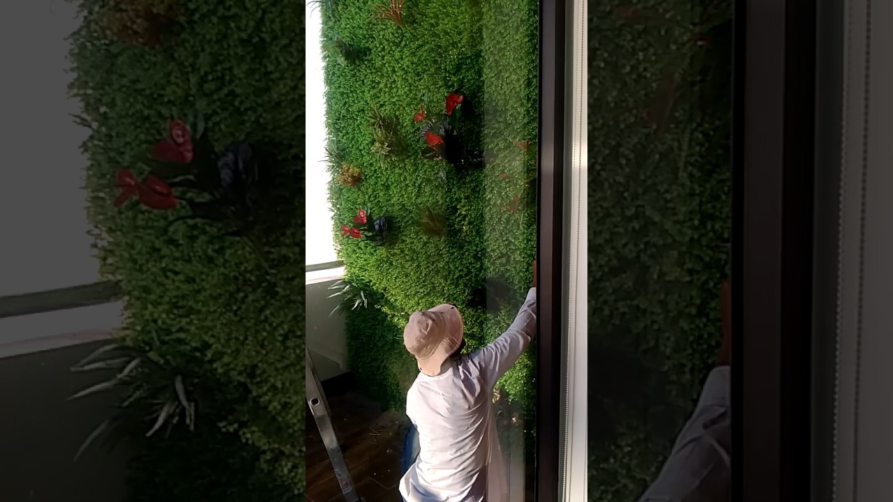 Không khó để thi công cỏ nhân tạo dán tường nhà