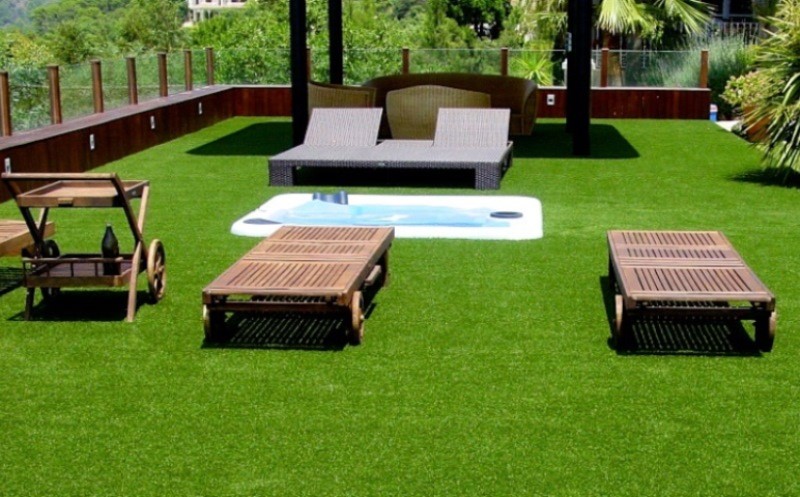 Muốn sân vườn cỏ nhân tạo đẹp thì nên quan tâm đến việc bảo dưỡng định kỳ