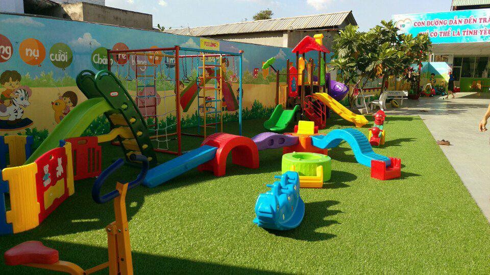 Thảm cỏ nhân tạo trải sân cho trường mầm non