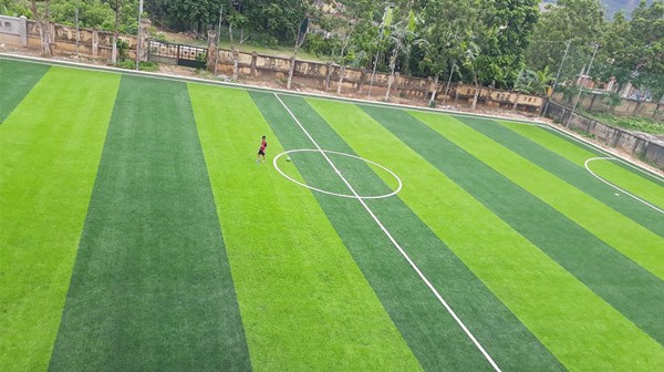 Tiến hành lắp cỏ nhân tạo cho sân bóng phụ thuộc vào nhiều yếu tố