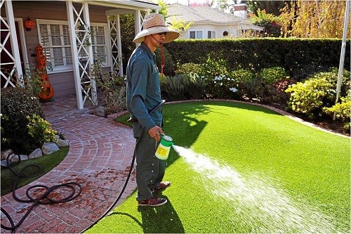 Tưới nước vệ sinh cỏ nhân tạo