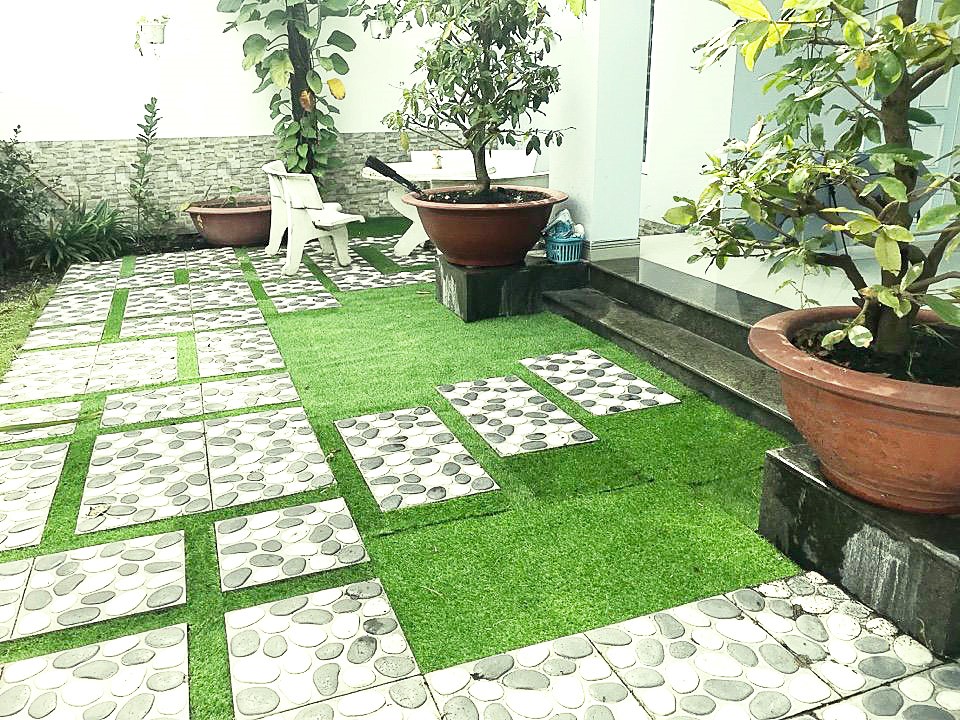 Hãy sử dụng chất tẩy rửa thích hợp để làm sạch sân cỏ nhân tạo