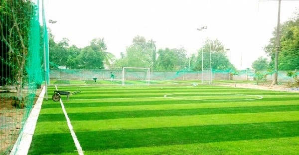 Sân bóng cỏ nhân tạo cũng có thể được làm nền sân bằng đá xây dựng