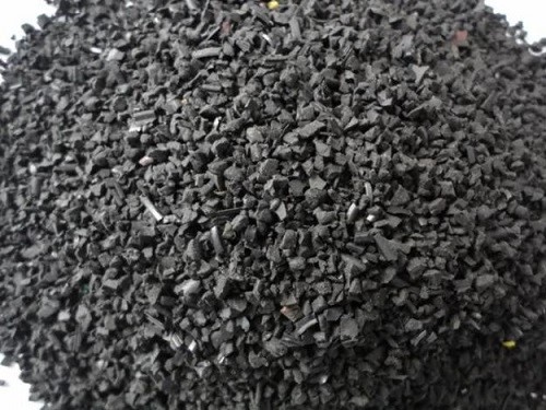 Không nên trộn cát với hạt cao su để trải nền sân cỏ nhân tạo