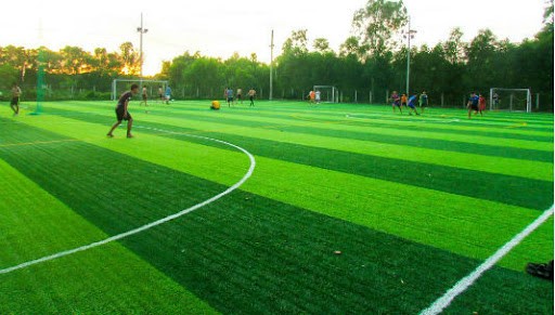 Trải hạt cỏ nhân tạo cao su nên cẩn thận để đảm bảo hiệu quả