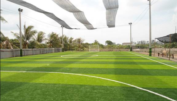 Cần trang bị hệ thống lưới chắn bóng để đảm bảo an toàn khi chơi bóng