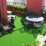 Vỉ cỏ lá nhựa nhân tạo – sự kết hợp tuyệt vời trong trang trí