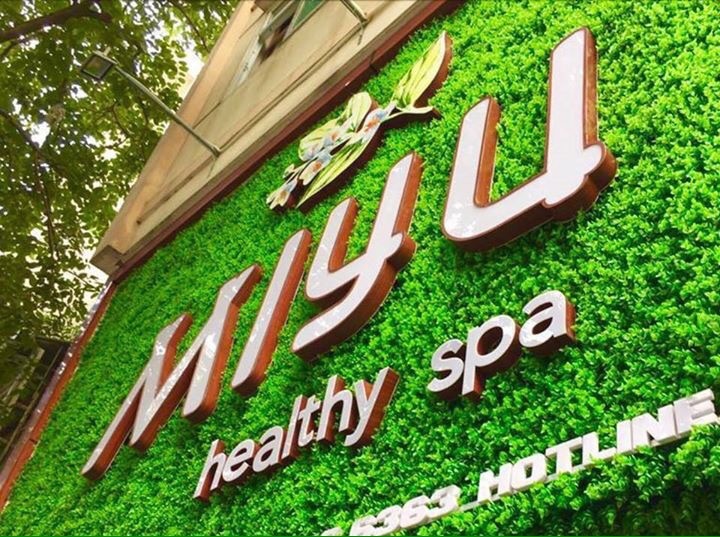 Cỏ nhựa nhân tạo làm bảng quảng cáo