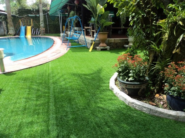 Cỏ nhân tạo được làm từ nhựa PE rất thân thiện
